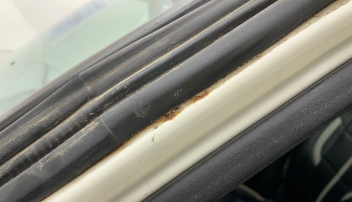 2011 Maruti Swift VXI D, Petrol, Manual, 77,068 km, Left A pillar - Slight discoloration