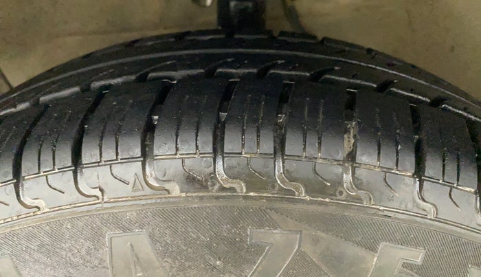2011 Maruti Swift VXI D, Petrol, Manual, 77,068 km, Left Front Tyre Tread