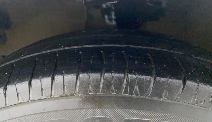 2012 Hyundai i10 MAGNA 1.1, CNG, Manual, 91,335 km, Left Front Tyre Tread