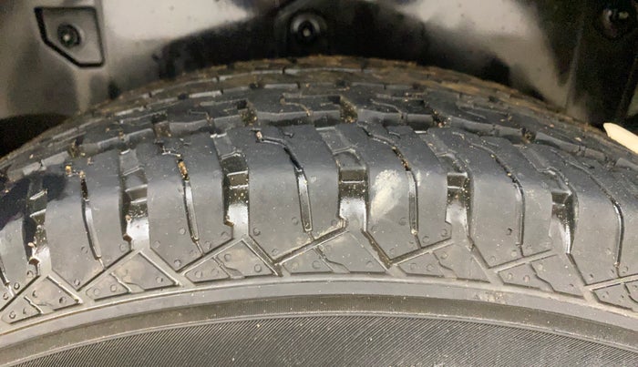 2021 Mahindra Thar LX  P 4WD AT CONVERTIBLE, Petrol, Automatic, 25,056 km, Left Rear Tyre Tread