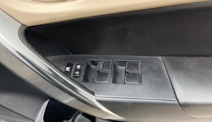 2015 Toyota Corolla Altis VL CVT PETROL, Petrol, Automatic, 63,700 km, Driver Side Door Panels Control