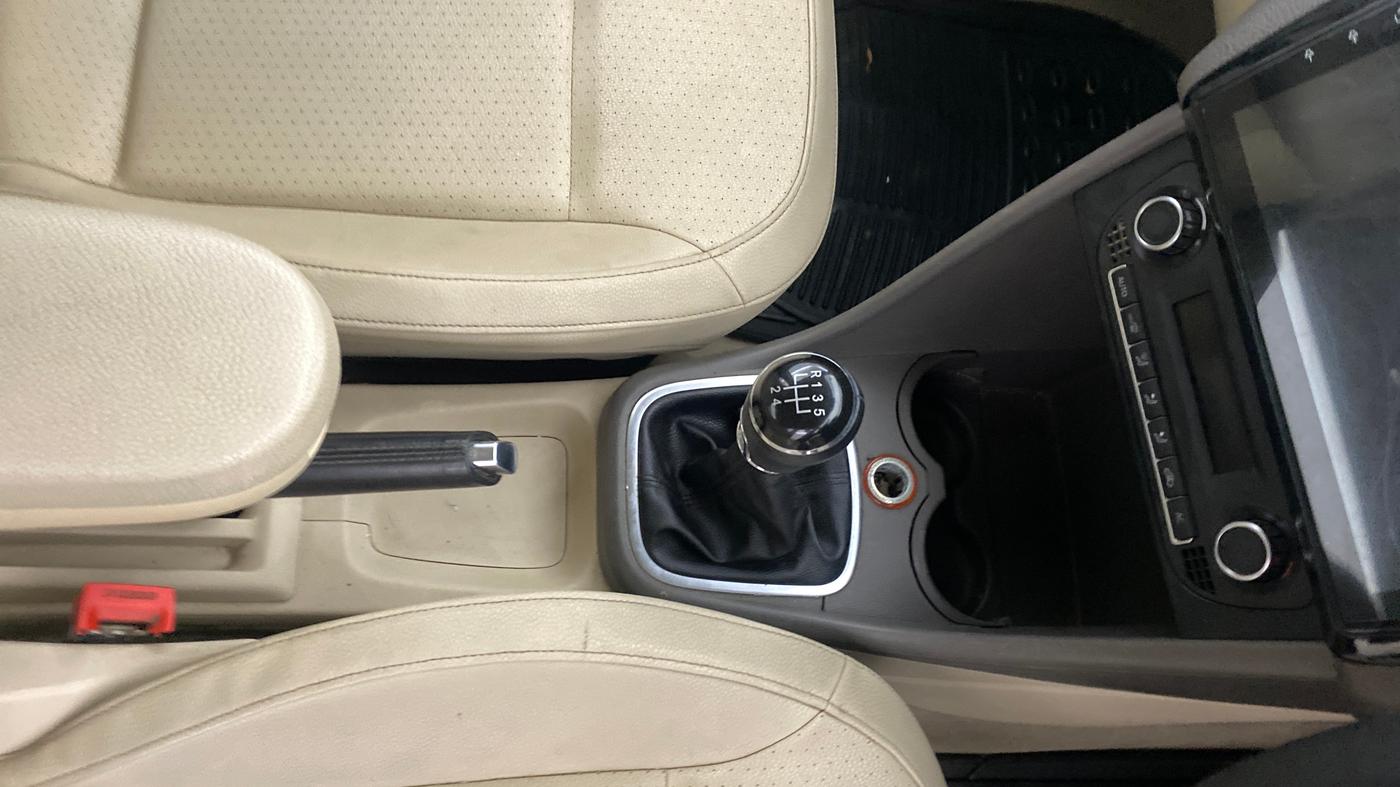 2013 Volkswagen Vento HIGHLINE 1.6 MPI, Petrol, Manual, 1,12,363 km, Gear Lever