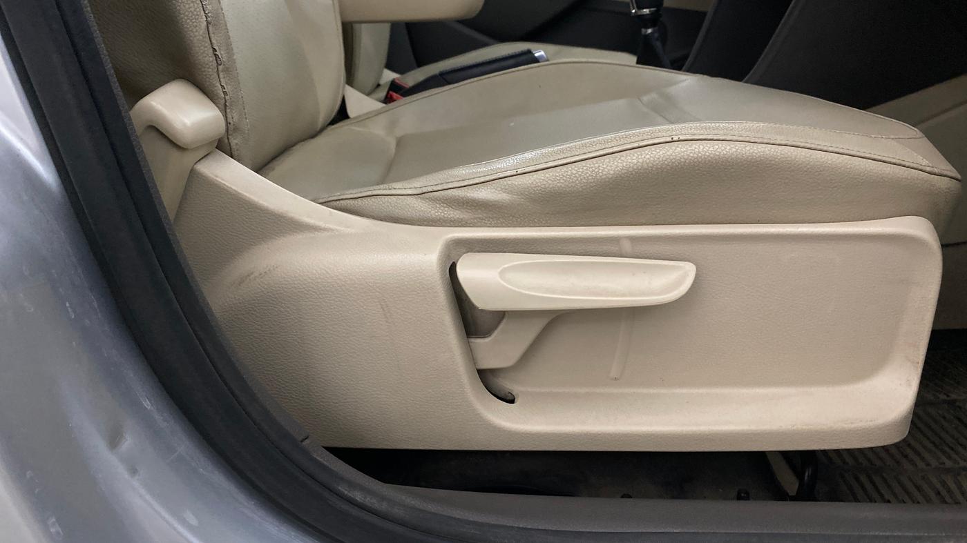 2013 Volkswagen Vento HIGHLINE 1.6 MPI, Petrol, Manual, 1,12,363 km, Driver Side Adjustment Panel