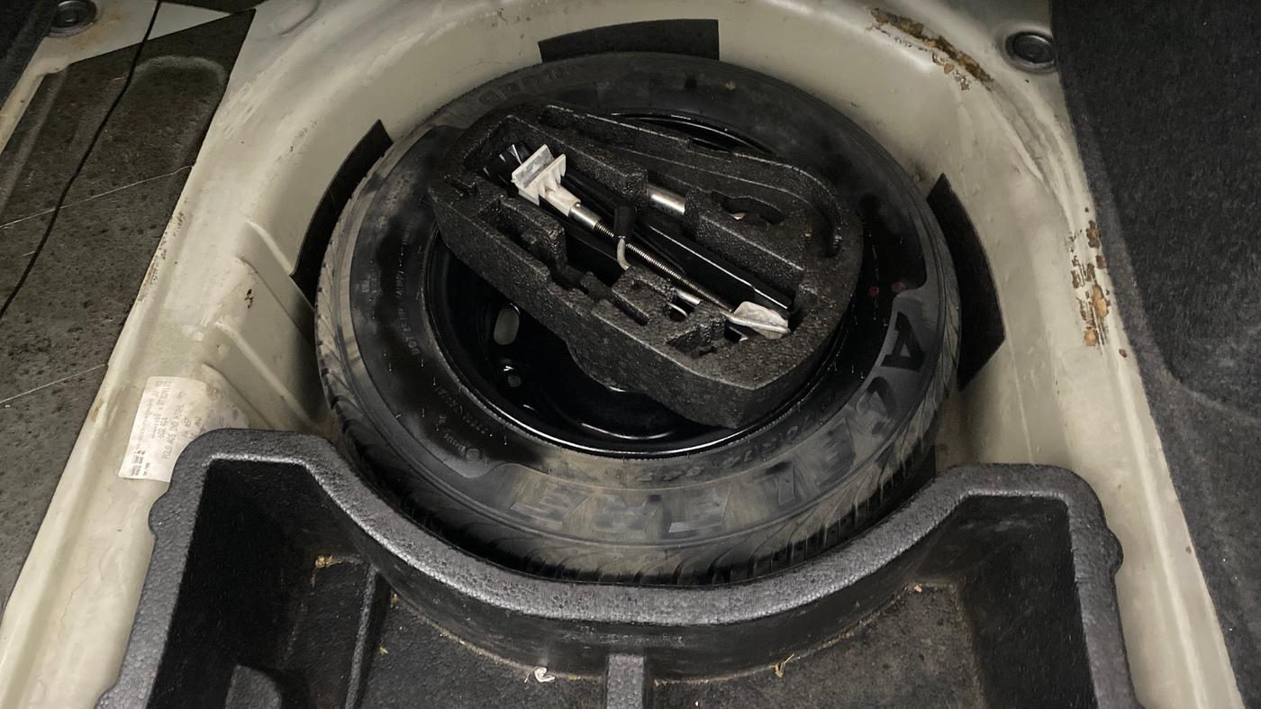 2013 Volkswagen Vento HIGHLINE 1.6 MPI, Petrol, Manual, 1,12,363 km, Spare Tyre