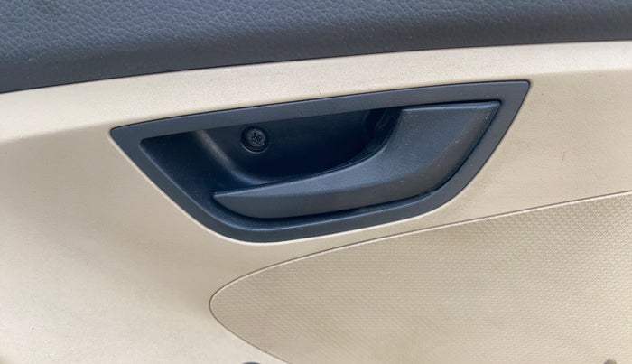 2015 Hyundai Eon MAGNA +, Petrol, Manual, 77,507 km, Driver Side Door Panels Control