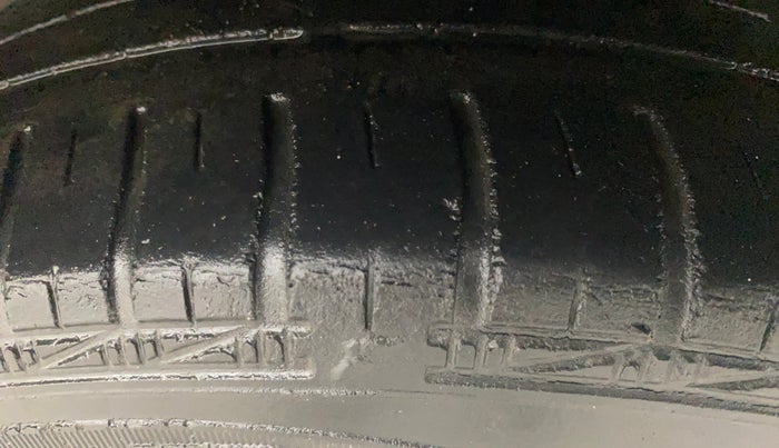 2015 Hyundai Eon MAGNA +, Petrol, Manual, 77,507 km, Right Front Tyre Tread