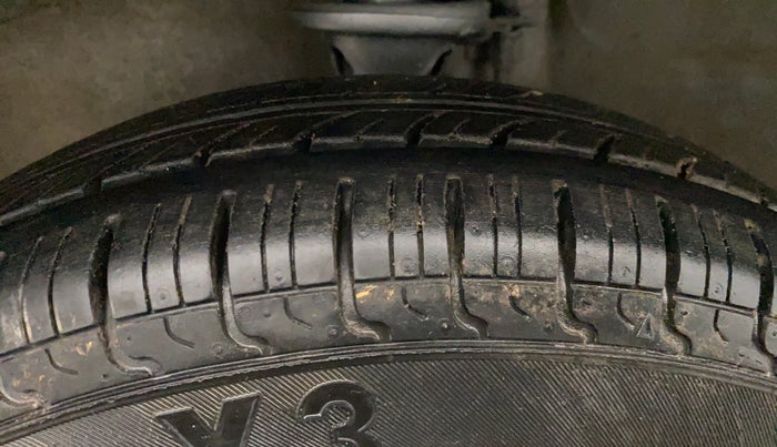 2013 Maruti Alto 800 LX, Petrol, Manual, 35,636 km, Left Front Tyre Tread