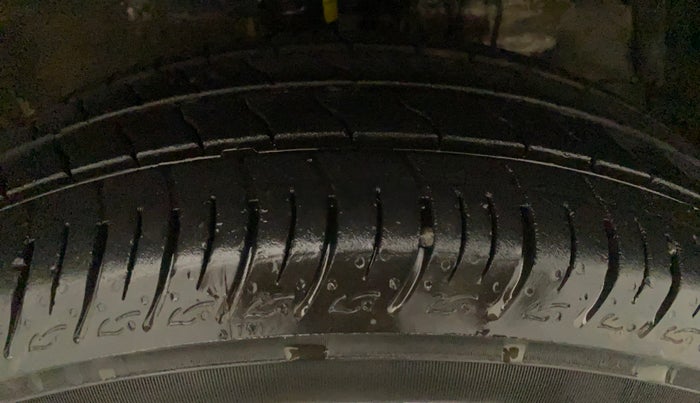 2014 Maruti Swift Dzire ZXI, Petrol, Manual, 40,751 km, Right Front Tyre Tread
