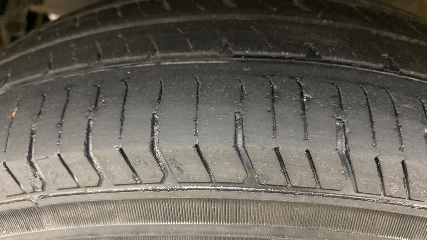 2013 Maruti Swift Dzire VDI, Diesel, Manual, 1,18,252 km, Left Front Tyre Tread