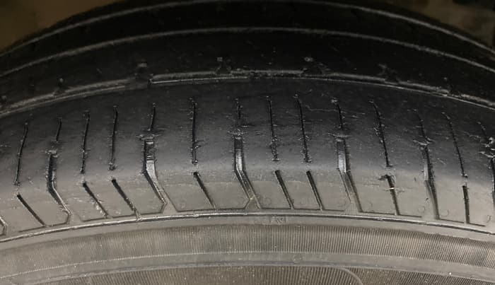 2013 Maruti Swift Dzire VDI, Diesel, Manual, 1,18,252 km, Right Front Tyre Tread