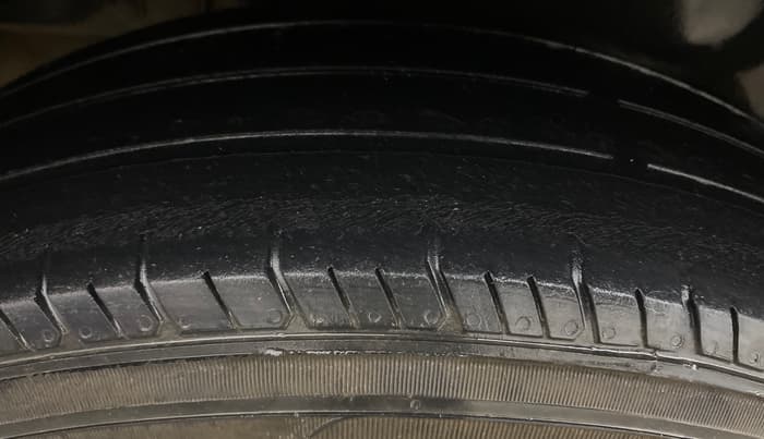 2013 Maruti Swift Dzire VDI, Diesel, Manual, 1,18,252 km, Right Rear Tyre Tread