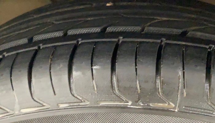 2018 Maruti Swift VDI, Diesel, Manual, 66,721 km, Left Front Tyre Tread