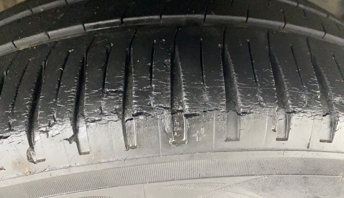 2015 Honda City 1.5L I-VTEC VX, Petrol, Manual, 1,04,537 km, Right Front Tyre Tread