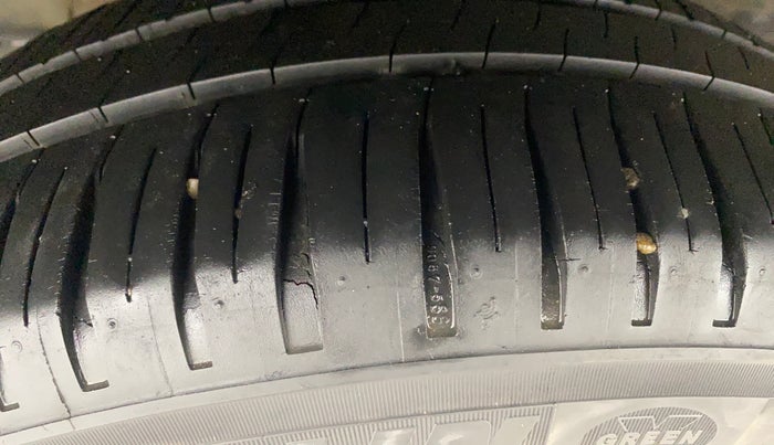 2015 Honda City 1.5L I-VTEC VX, Petrol, Manual, 1,04,537 km, Right Rear Tyre Tread