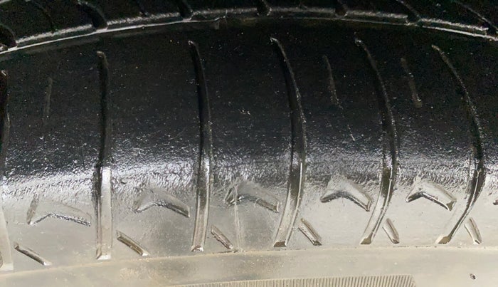 2013 Honda Brio V MT, Petrol, Manual, 1,19,328 km, Left Front Tyre Tread