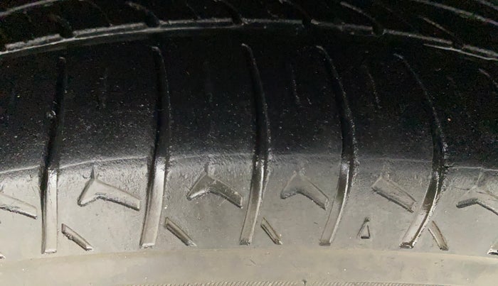 2013 Honda Brio V MT, Petrol, Manual, 1,19,328 km, Right Front Tyre Tread