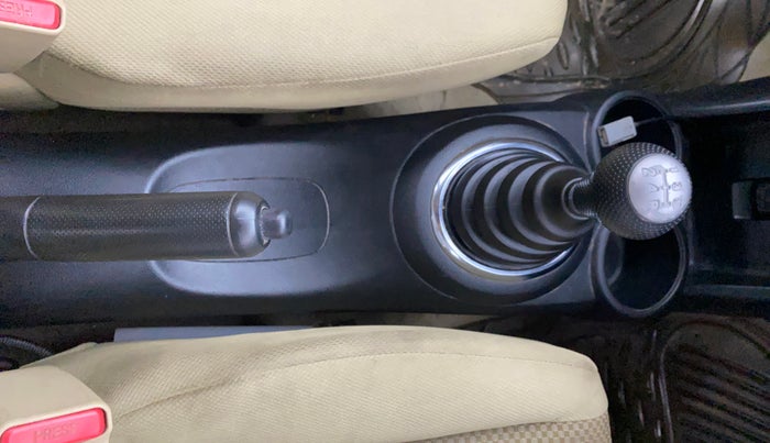 2013 Honda Brio V MT, Petrol, Manual, 1,19,328 km, Gear Lever