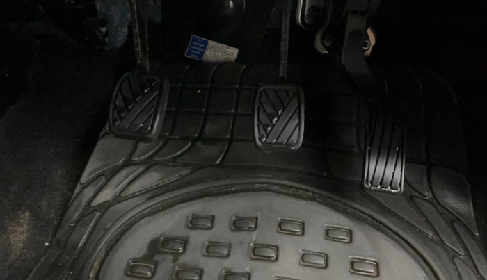 2015 Maruti Swift ZXI, Petrol, Manual, 64,697 km, Pedals