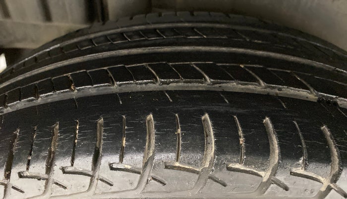 2011 Maruti Swift ZXI D, Petrol, Manual, 47,595 km, Right Rear Tyre Tread