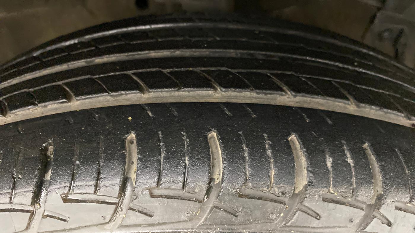 2011 Maruti Swift ZXI D, Petrol, Manual, 47,595 km, Right Front Tyre Tread