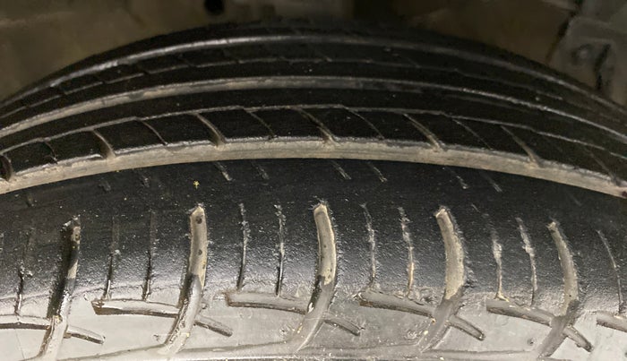 2011 Maruti Swift ZXI D, Petrol, Manual, 47,595 km, Right Front Tyre Tread