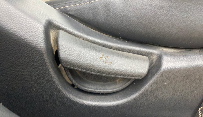 2017 Hyundai Grand i10 SPORTZ 1.2 KAPPA VTVT, Petrol, Manual, 1,04,654 km, Driver Side Adjustment Panel