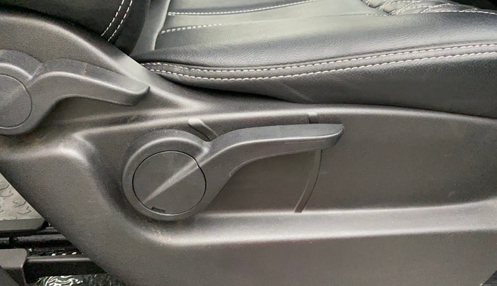 2019 Mahindra XUV500 W9 AT, Diesel, Automatic, 30,880 km, Driver Side Adjustment Panel