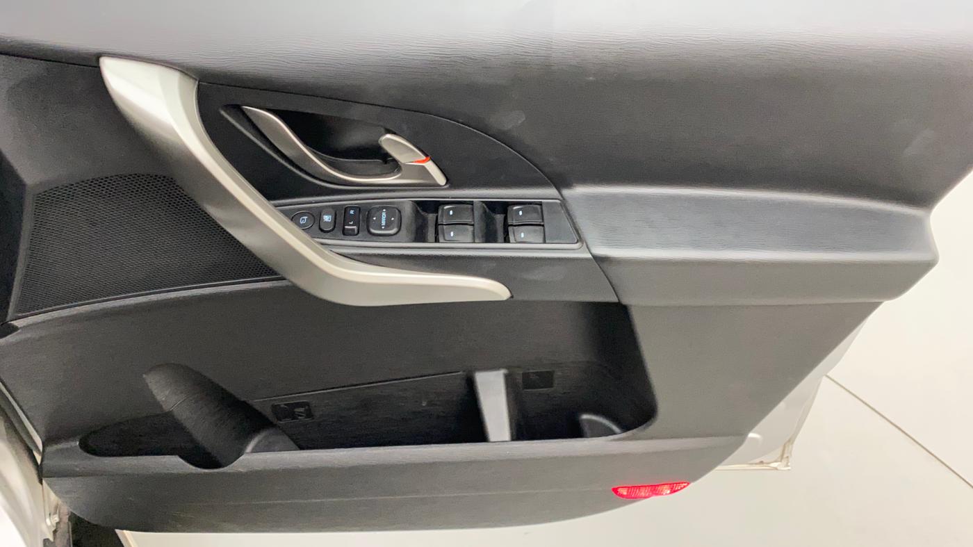 2019 Mahindra XUV500 W9 AT, Diesel, Automatic, 30,880 km, Driver Side Door Panels Control