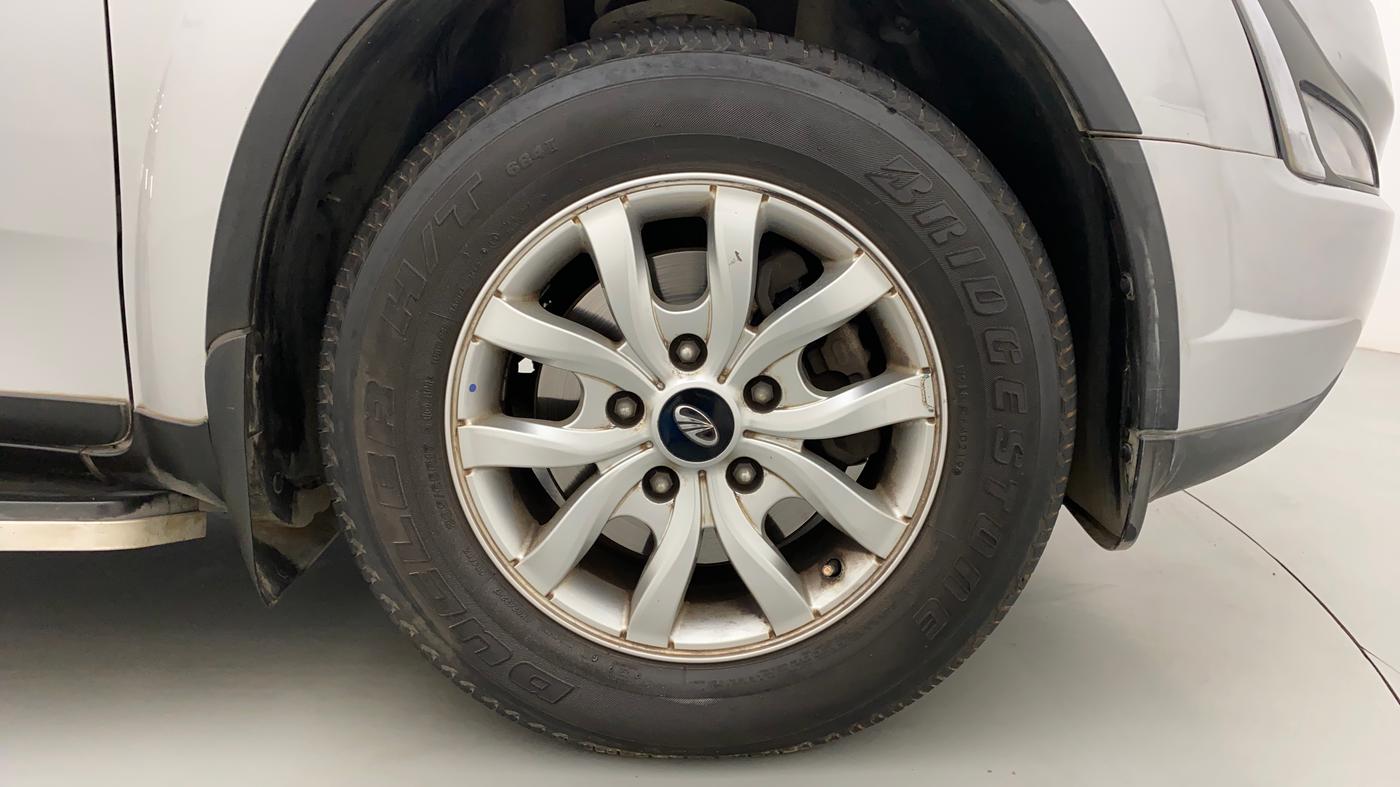 2019 Mahindra XUV500 W9 AT, Diesel, Automatic, 30,880 km, Right Front Wheel