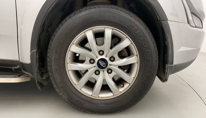 2019 Mahindra XUV500 W9 AT, Diesel, Automatic, 30,880 km, Right Front Wheel