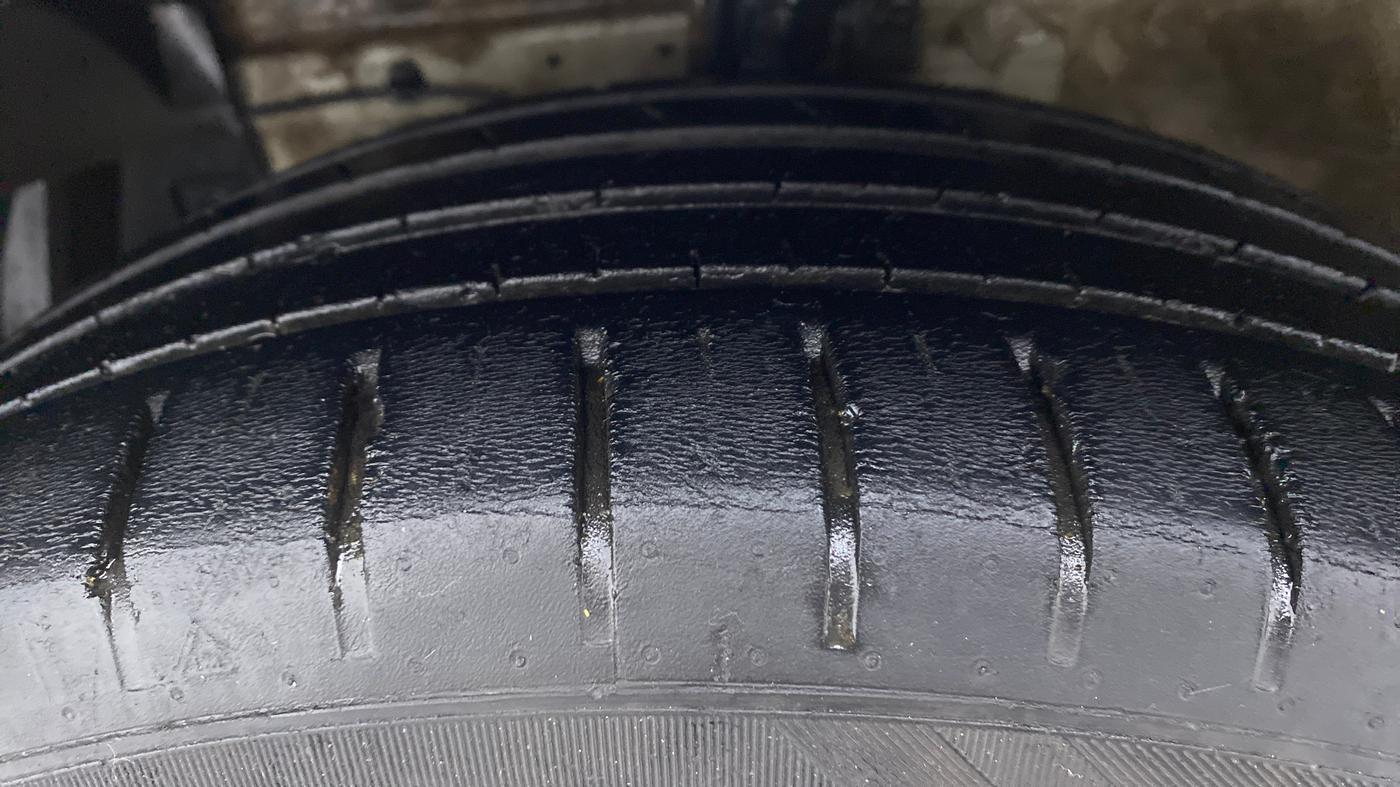 2019 Maruti Ciaz ALPHA  AT 1.5 SHVS PETROL, Petrol, Automatic, 54,951 km, Left Front Tyre Tread