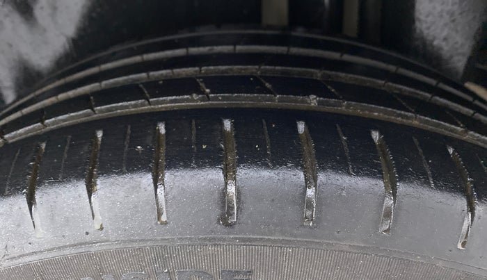 2019 Maruti Ciaz ALPHA  AT 1.5 SHVS PETROL, Petrol, Automatic, 54,951 km, Left Rear Tyre Tread