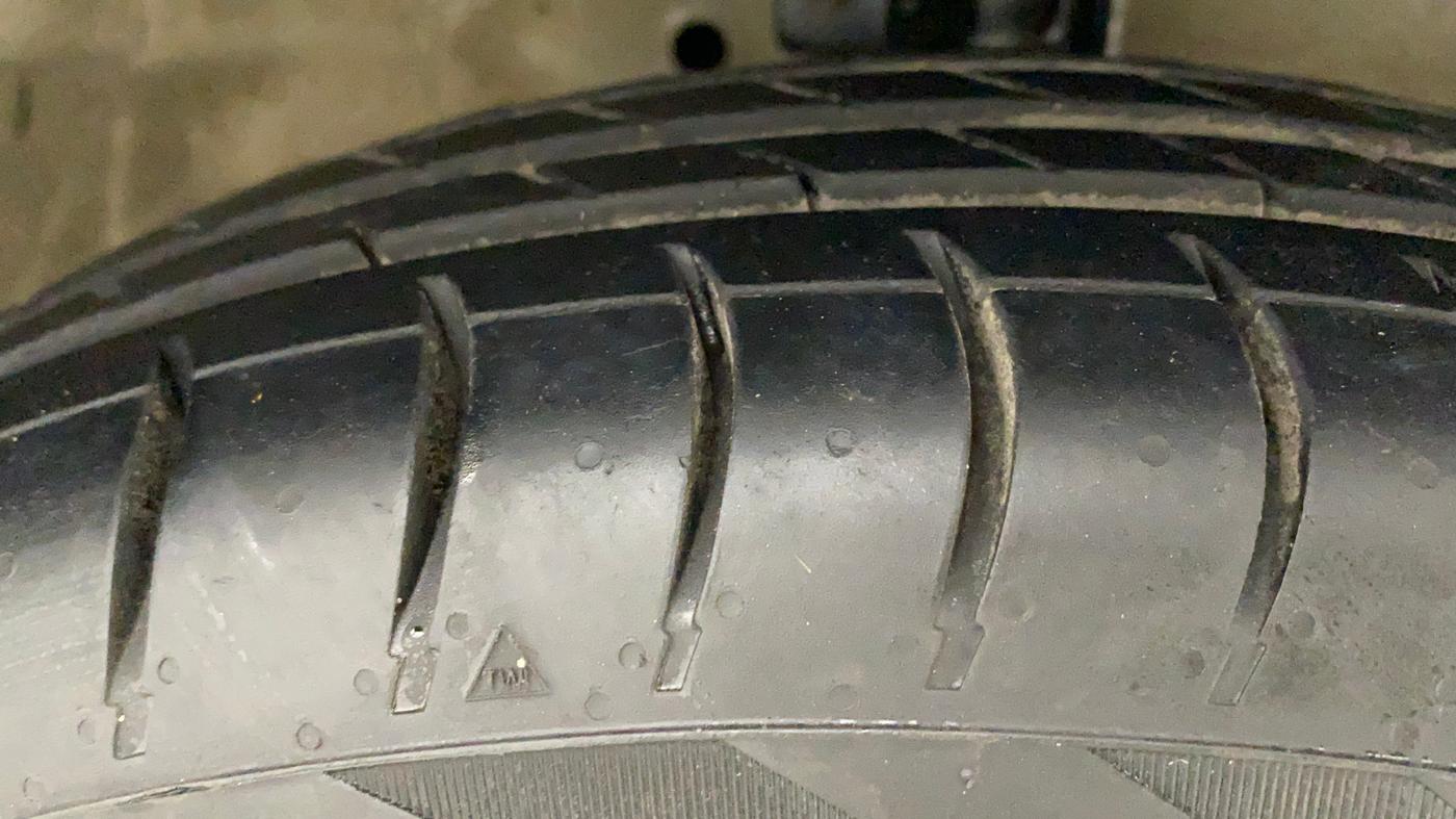 2014 Maruti Swift VXI, Petrol, Manual, 70,509 km, Right Front Tyre Tread