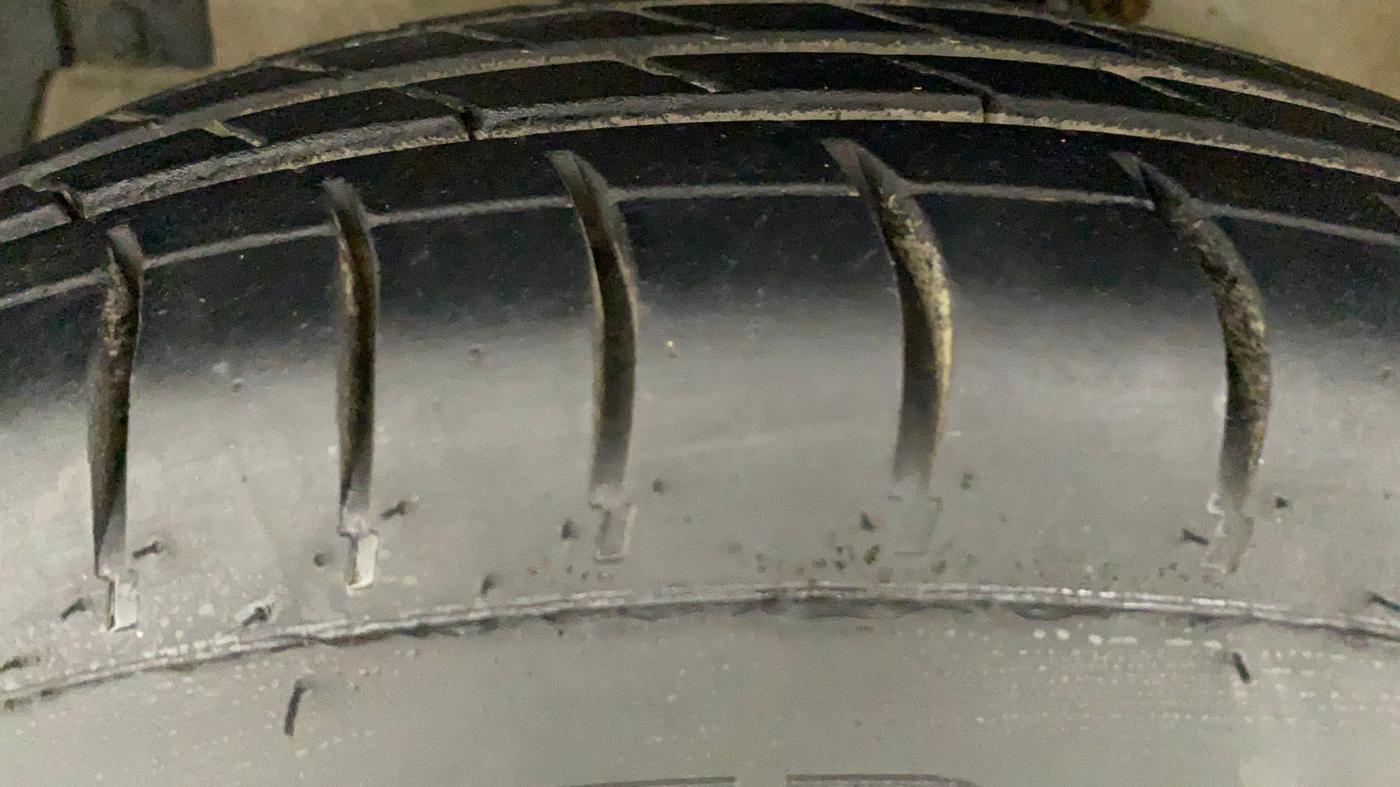 2014 Maruti Swift VXI, Petrol, Manual, 70,509 km, Left Front Tyre Tread