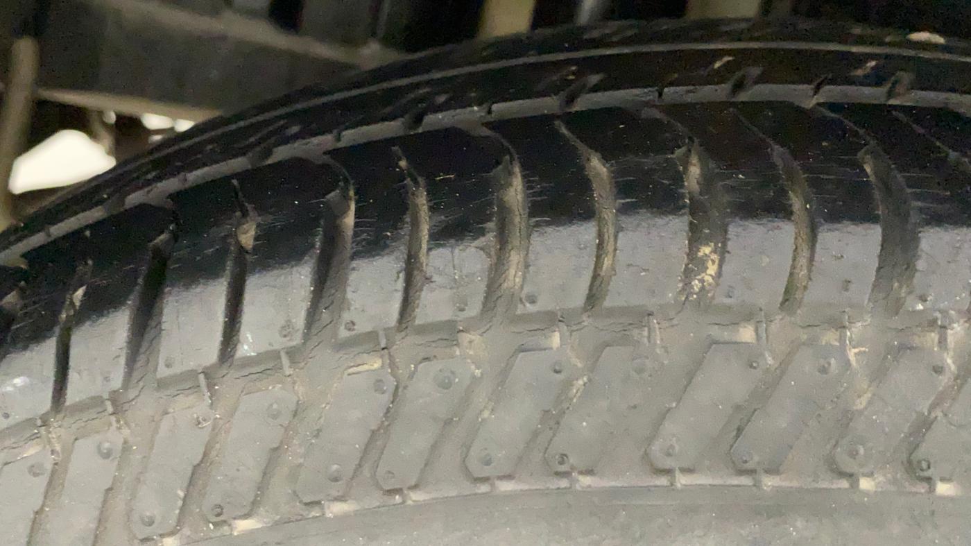 2014 Maruti Swift VXI, Petrol, Manual, 70,509 km, Right Rear Tyre Tread