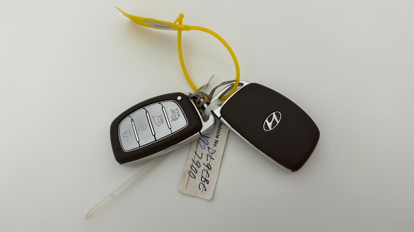 2023 Hyundai NEW I20 ASTA (O) 1.2 IVT, Petrol, Automatic, 37,658 km, Key Close Up