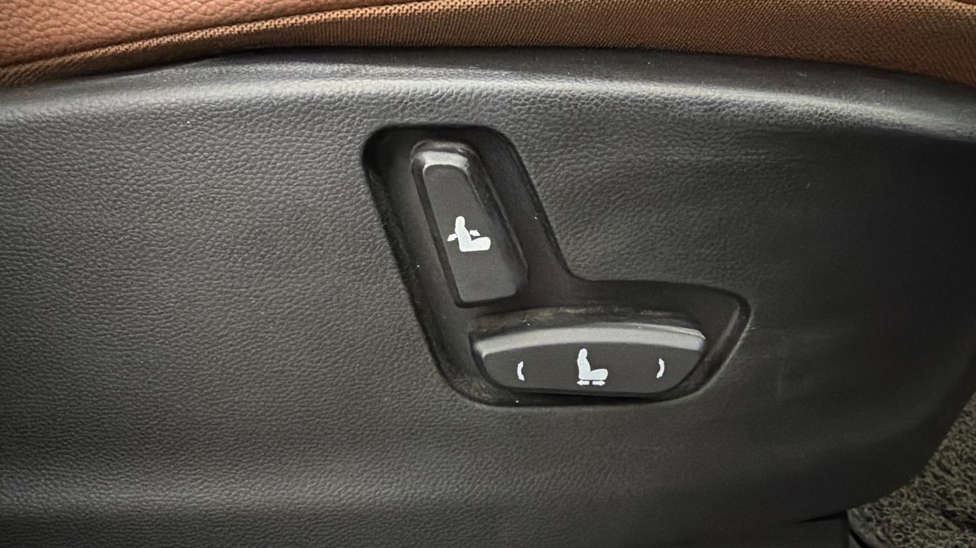 2020 MG HECTOR PLUS SHARP 1.5 PETROL TURBO DCT 6-STR, Petrol, Automatic, 35,361 km, Driver Side Adjustment Panel