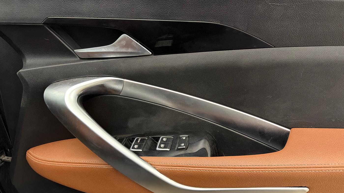 2020 MG HECTOR PLUS SHARP 1.5 PETROL TURBO DCT 6-STR, Petrol, Automatic, 35,361 km, Driver Side Door Panels Control