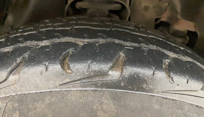 2018 Mahindra TUV300 T10, Diesel, Manual, 1,02,111 km, Right Front Tyre Tread