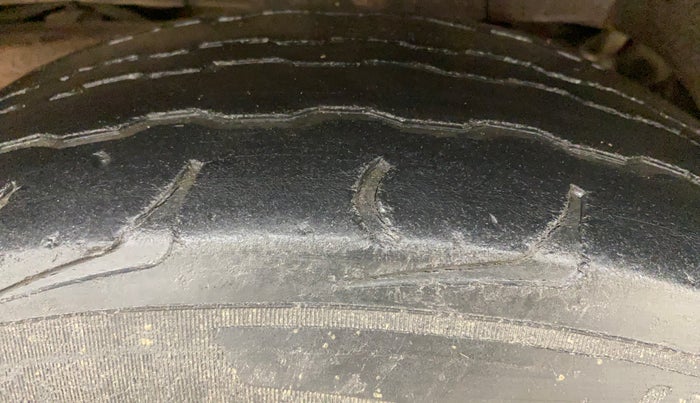 2018 Mahindra TUV300 T10, Diesel, Manual, 1,02,111 km, Left Rear Tyre Tread