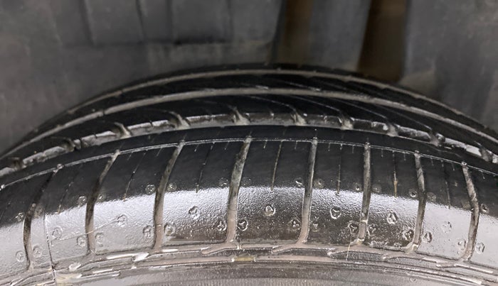 2018 Maruti Dzire ZDI, Diesel, Manual, 49,766 km, Left Rear Tyre Tread