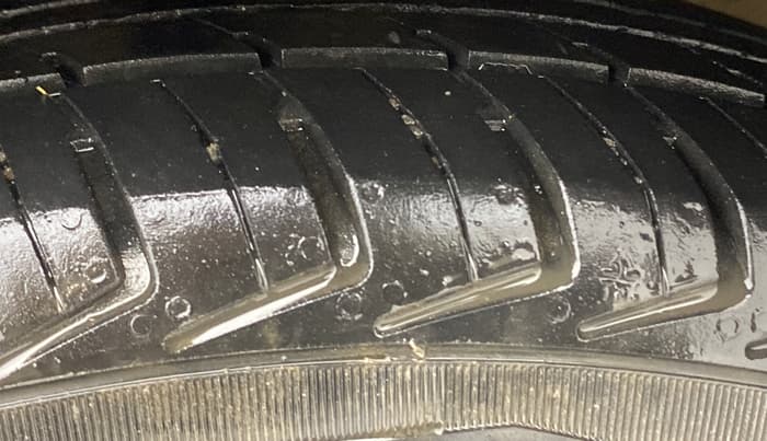 2018 Renault Kwid RXT 1.0 AMT (O), CNG, Automatic, 61,268 km, Left Rear Tyre Tread