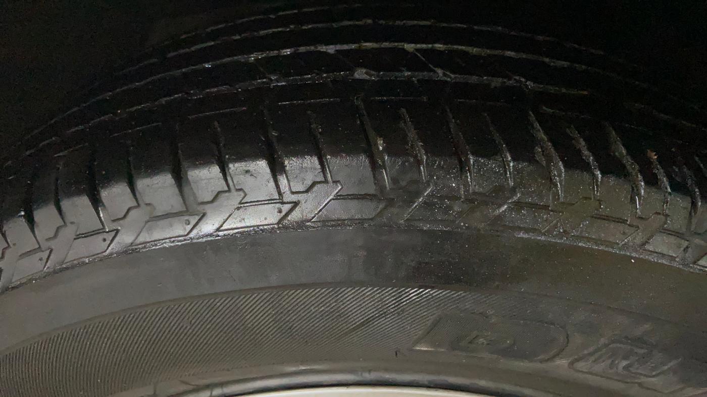 2020 Mahindra XUV500 W7, Diesel, Manual, 30,472 km, Left Front Tyre Tread