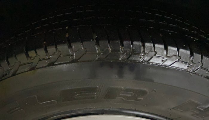 2020 Mahindra XUV500 W7, Diesel, Manual, 30,379 km, Right Front Tyre Tread