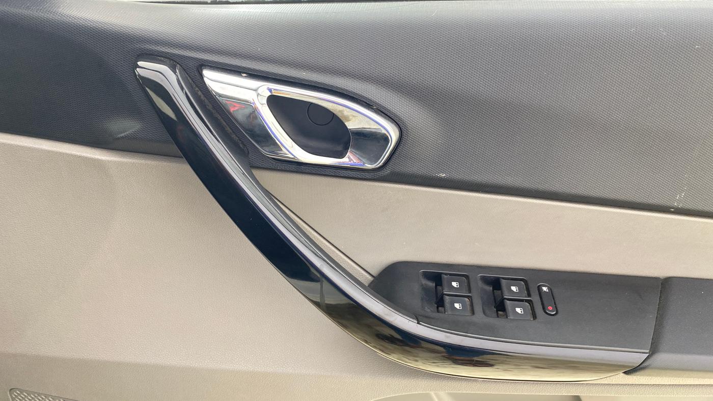 2017 Tata Tiago XZ PETROL, Petrol, Manual, 51,996 km, Driver Side Door Panels Control