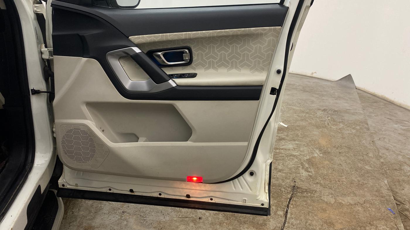 2023 Tata Safari XZA PLUS O 6STR, Diesel, Automatic, 1,11,940 km, Driver Side Door Panels Control