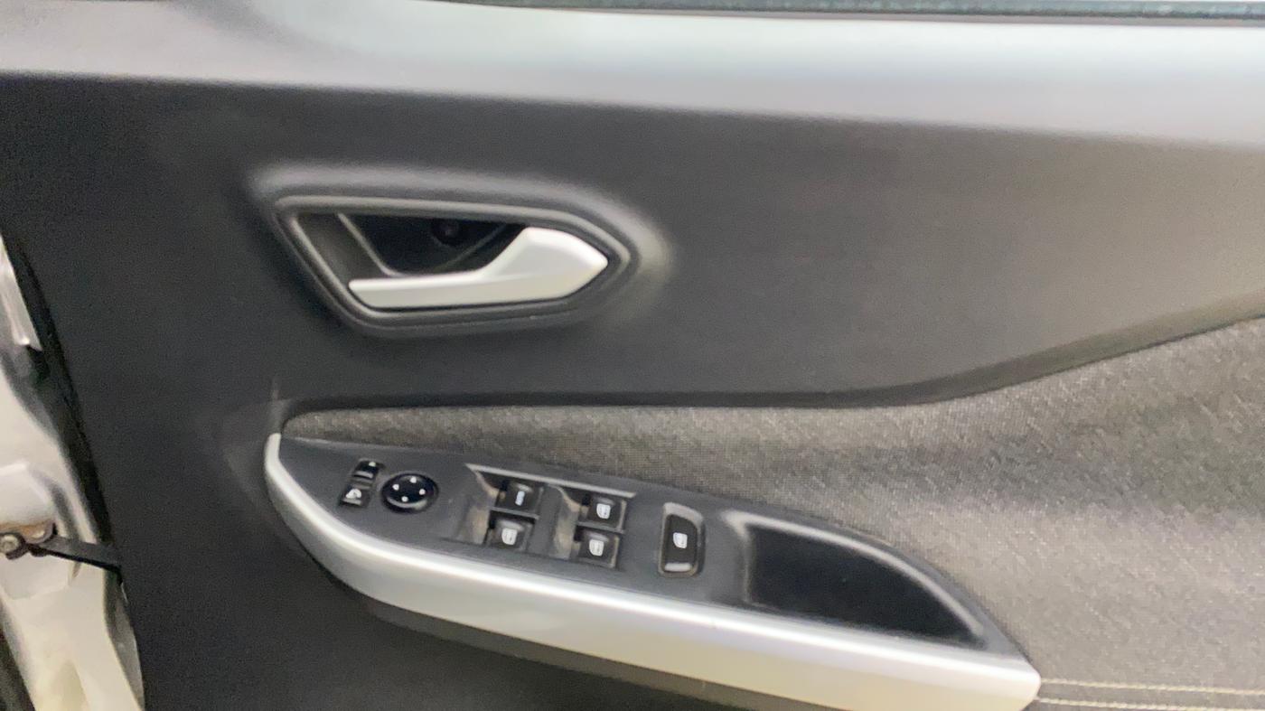 2021 Nissan MAGNITE XV PREMIUM, CNG, Manual, 39,567 km, Driver Side Door Panels Control