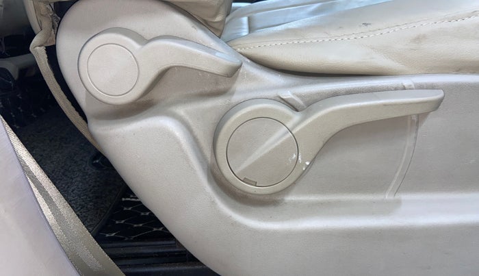 2017 Mahindra XUV500 W6, Diesel, Manual, 94,851 km, Driver Side Adjustment Panel