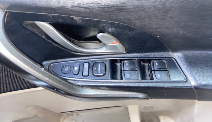 2017 Mahindra XUV500 W6, Diesel, Manual, 94,851 km, Driver Side Door Panels Control