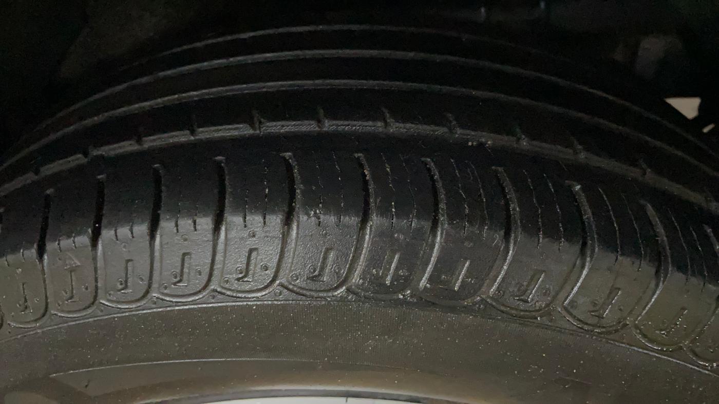 2017 Mahindra XUV500 W6, Diesel, Manual, 94,939 km, Left Rear Tyre Tread